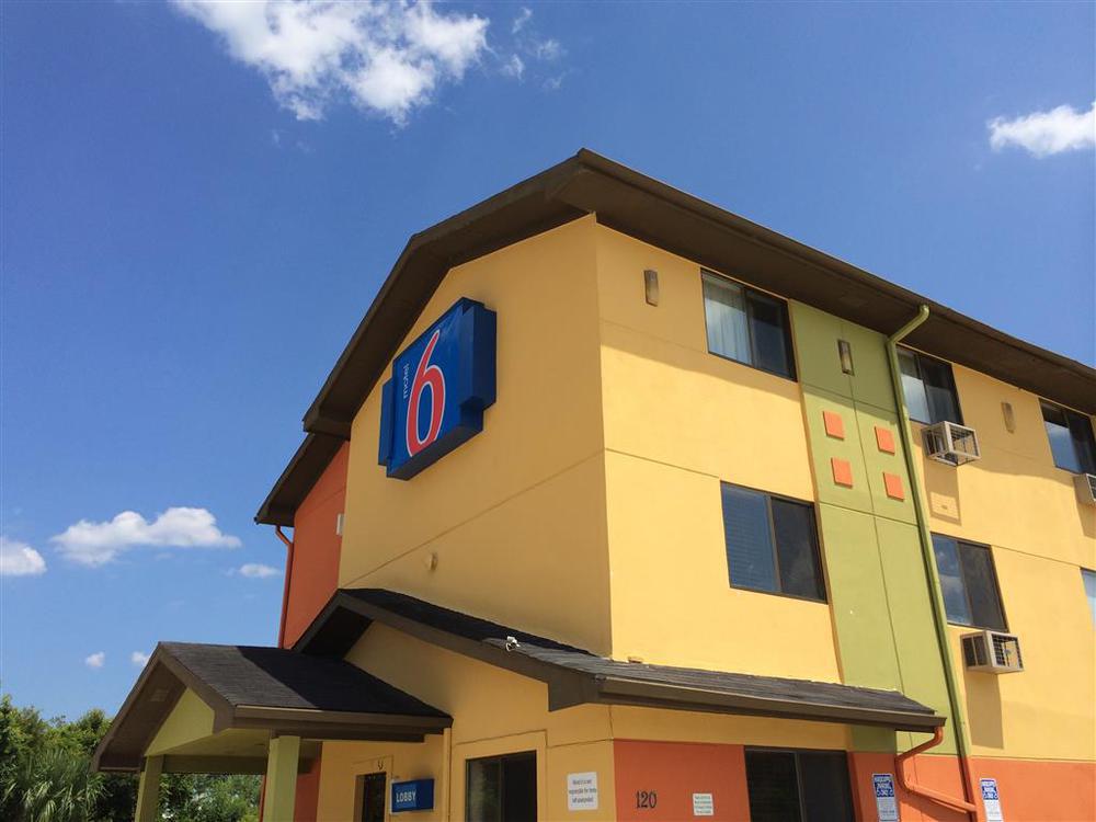 Motel 6 - Newest - Ultra Sparkling Approved - Chiropractor Approved Beds - New Elevator - Robotic Massages - New 2023 Amenities - New Rooms - New Flat Screen Tvs - All American Staff - Walk To Longhorn Steakhouse And Ruby Tuesday - Book Today And Sav Кингсленд Экстерьер фото